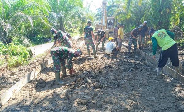 TMMD Kodim 0204/DS Tingkatkan Semangat Gotong Royong  Warga Desa Mabar