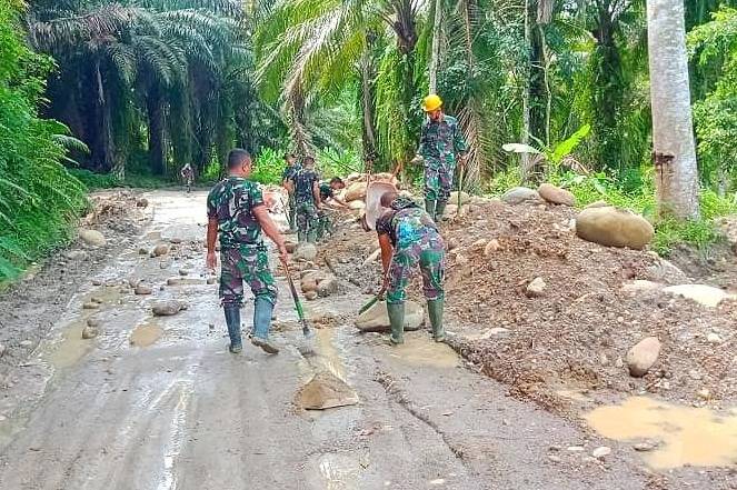 Anggota Satgas TMMD 111 Kodim 0204/DS Terus Timbun Permukaan Badan Jalan