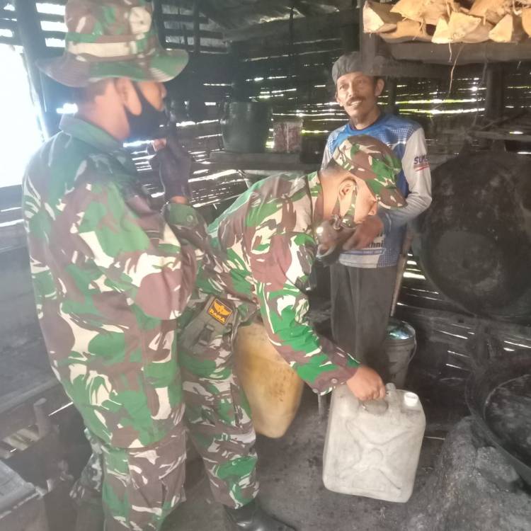 Anggota TMMD/N Kodim 0306/50 Kota Menimba Ilmu Bersama Pengrajin Gula Aren