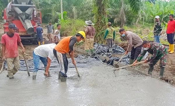 Tak Mau Ketinggalan, Wakapolsek Bangun Purba Ikut Ngecor Jalan TMMD Kodim 0204/DS