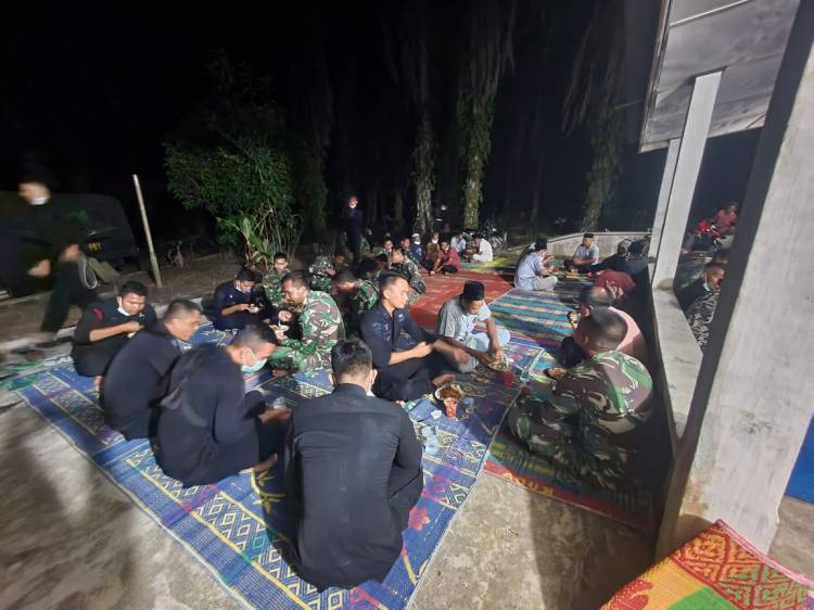 Jalin Kebersamaan, Anggota Satgas TMMD  Diundang Warga Untuk Makan Malam