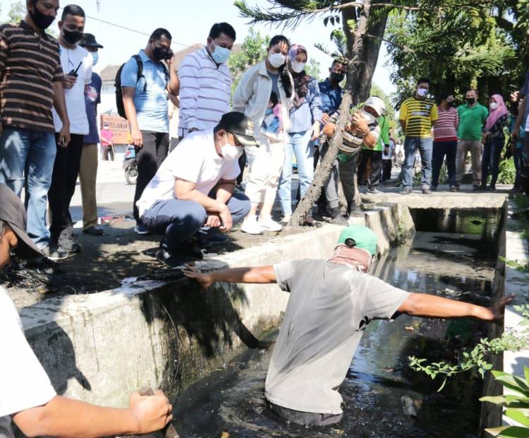 Wali Kota Medan Bersama Ketua TP PKK Kota Medan Turun Langsung Meninjau Gotong Royong Massal di Medan Perjuangan