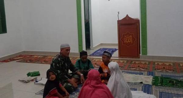 Disela-sela Kegiatan Sasaran Fisik, Satgas TMMD Kodim 0204/DS Sempatkan Mengajar Ngaji