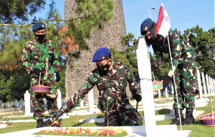 Danseskoau Pimpin Ziarah Di TMP Cikutra, Bandung