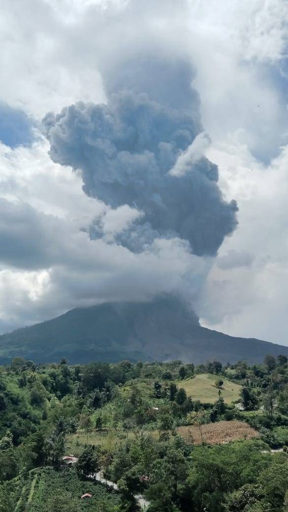 Gunung Sinabung Kembali Erupsi, Luncurkan Abu Vulkanik Setinggi 4500 Meter Dari Puncak Gunung