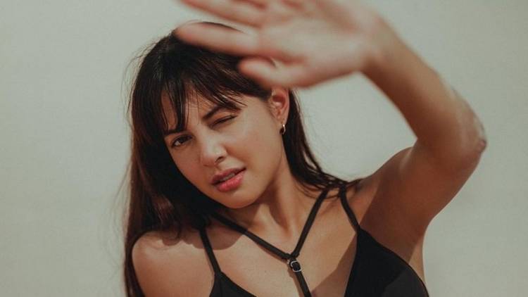 Aurelie Moeremans Seksi Berbikini, Netizen : Lemes Dengkul