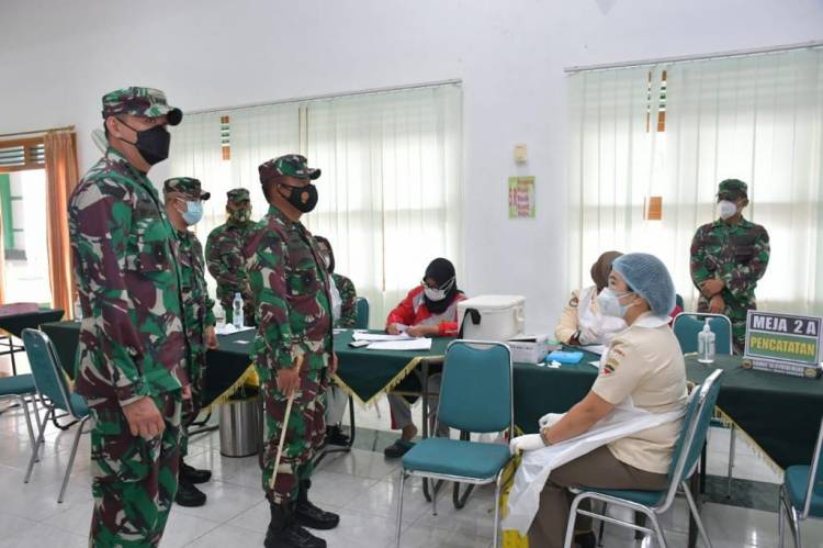 Perbincangan Pangdam I/BB Dengan Petugas Vaksinasi