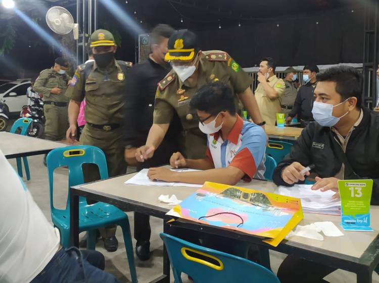Meski Hujan Turun, Petugas Satgas Covid-19 Kota Medan Tetap Patroli PPKM Mikro