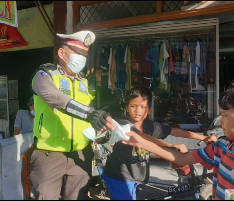 Panit 2 Lantas Polsek Medan Kota Peduli Anak Tidak Pakai Masker