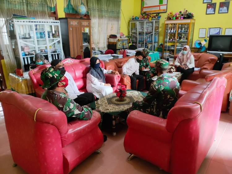 Anggota Satgas TMMD Lakukan Kunjungan Terakhir Ke SDN 01 Talang Maur