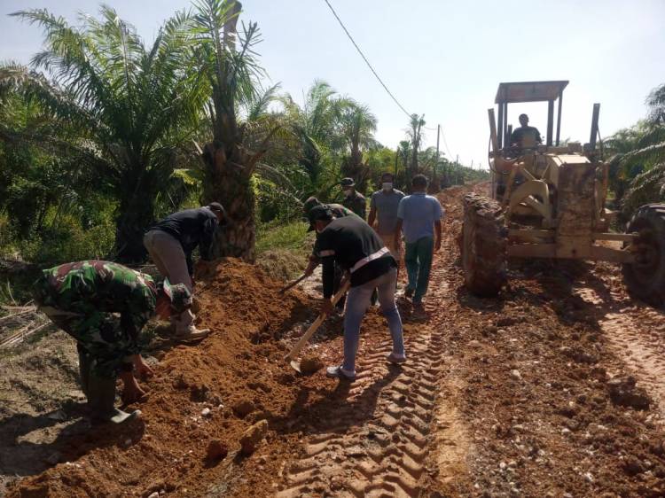 Aukas jalan di Kep. Suak Temenggung, Satgas TMMD ke-111 kerahkan alat berat.