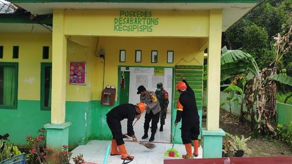 Brimob Batalyon B Sumut Bantu Proses Evakuasi Korban Puting Beliung di Sergai
