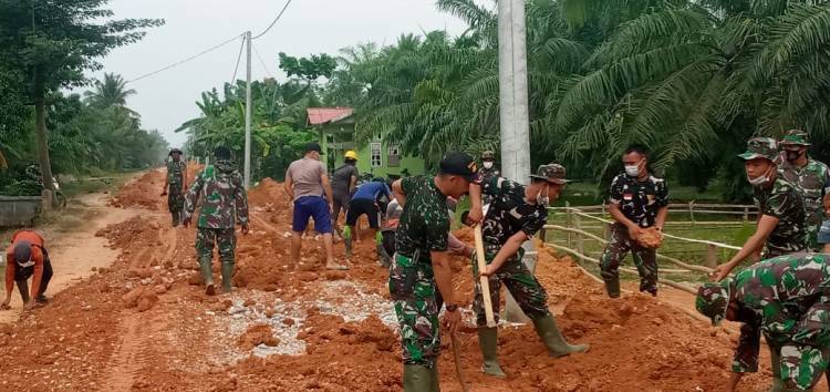 Bahan material Aukas jalan menumpuk, Satgas TMMD bersama warga Goro ratakan tanah