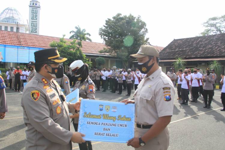 Bentuk Perhatian Pimpinan, Kapolres Kediri Kota Beri Hadiah Anggota Yang Ulang