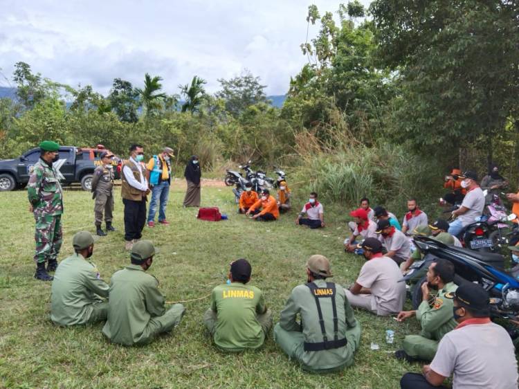 Anggota Satgas TMMD/N ke 111 Lakukan Penyuluhan dan Praktek Penanganan Bencana