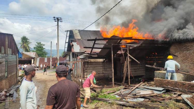 Sijago Merah Meluluhlantakan Sembilan Unit Rumah Warga
