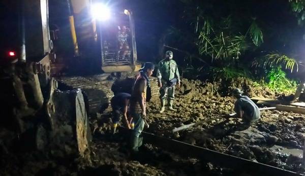 Raung Bulldozer Temani Satgas Kodim 0204/DS Pasang Mal Pengecoran Jalan TMMD Hingga Malam