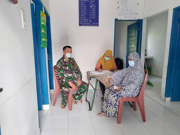 Sambil Layani Warga, Petugas Kesehatan TMMD Sosialisasi Prokes