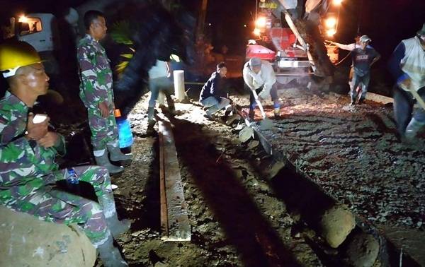 Kerja Ngecor Jalan Hingga Malam, Jadi Kenangan Indah Satgas dengan Warga di TMMD Kodim 0204/DS