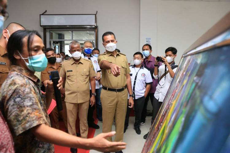 Pelukis Sumut Hadiahi Wagub Lukisan Besar