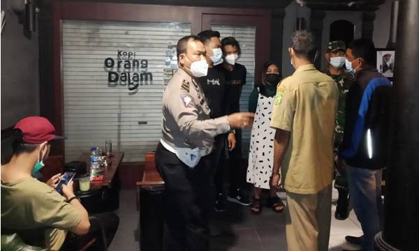 Polsek dan Pihak Kecamatan Medan Area Imbau Masyarakat Taat Prokes Selama PPKM Darurat Level 4