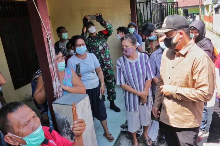 Wali Kota Medan Serahkan Bantuan Sembako Kepada Warga Yang Melakukan Isoman