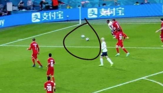 Terlihat Ada Dua bola di Lapangan Sebelum Sterling Masuk ke Kotak Penalti Denmark, Denmark Dicurangi Wasit?