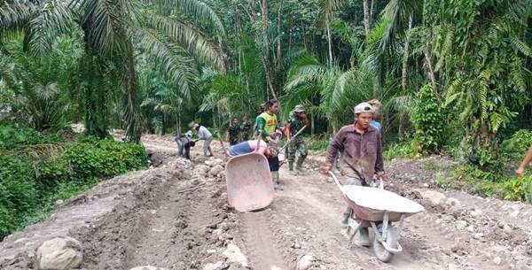 Kejar Kehilangan Waktu Akibat Hujan, Warga Antusias Bantu Satgas TMMD