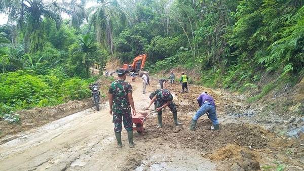 Satgas Kodim 0204/DS Terus Standby-kan Backhoe di Lokasi Pengecoran Jalan TMMD