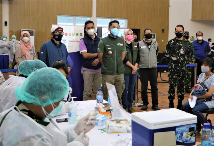 Plt. Bupati Bandung Barat Tinjau Pelaksanan Serbuan Vaksinasi di Seskoau