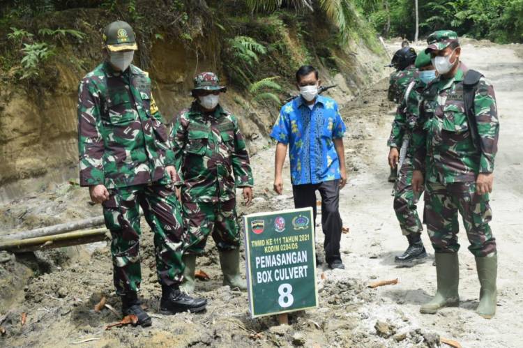 Tinjau Infrastruktur TMMD Kodim 0204/DS, Tim Wasev Mabesad Cek Fungsi Box Culvert