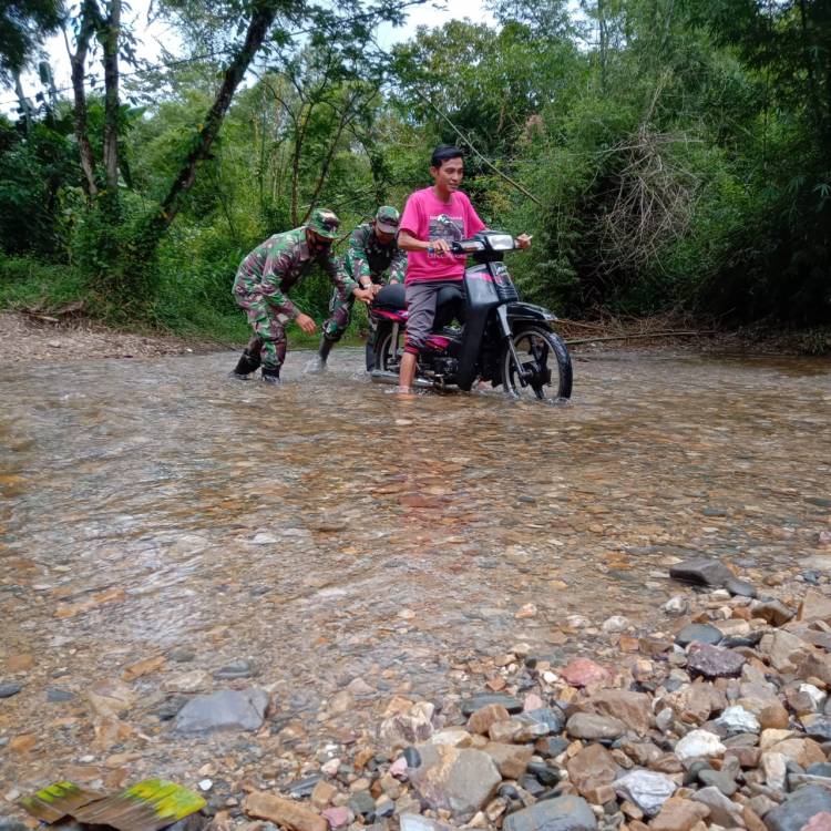 Wujud Kepedulian, Personel Satgas TMMD Kodim 0306/50 Kota Bantu Warga Menyeberangi Anak Sungai