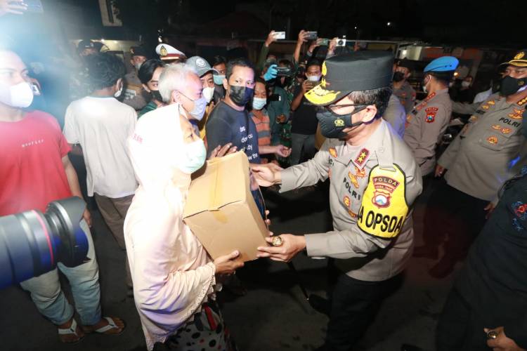 Kapolda Jatim Bagikan Bansos dan Ajak Masyarakat Satu Pemikiran