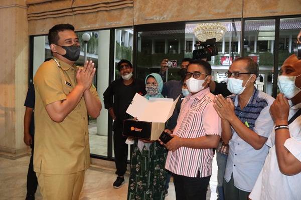 Wartawan Unit Pemko Medan Beri Kejutan Ultah pada Bobby Nasution