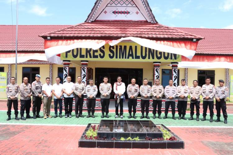 Reses di Polres Simalungun, AKBP Ronald Berikan Ulos Hiou Pamotting Kepada Hinca Panjaitan