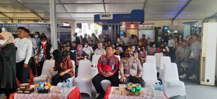 Personel Polsek Parapat Lakukan Pengamanan Penutupan Acara Pekan Inovasi dan Investasi Sumut