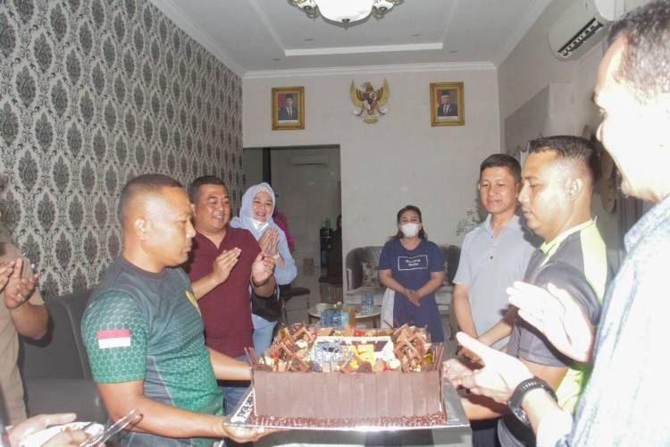 Perkokoh Sinergitas, Dandim 0201/Medan Beri Kejutan Kepada Kapolrestabes Medan Yang Sedang Berulang Tahun