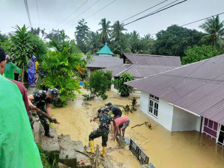 Evakuasi Banjir di Desa Keititu Kecamatan Leihitu Kabupaten Maluku Tengah