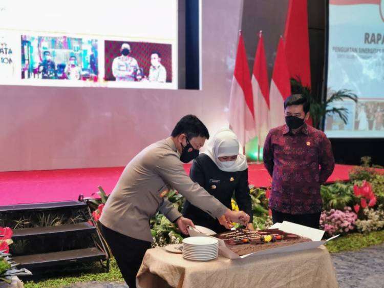 Kapolda Dapat Kejutan Kue Tart dan Tumpeng HUT Bhayangkara-76 dari Gubernur Jatim