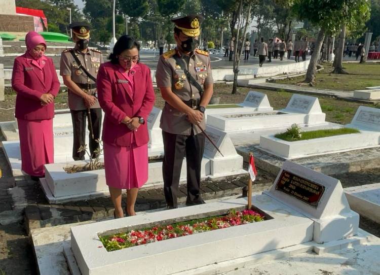 Kapolda Jatim Sempatkan Berdoa di Makam Sang Kakek yang merupakan Pejuang Kemerdekaan