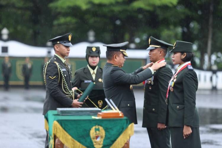 Kasad Jenderal TNI Dr. Dudung Abdurachman Lantik 593 Perwira Muda Di Bawah Guyuran Hujan