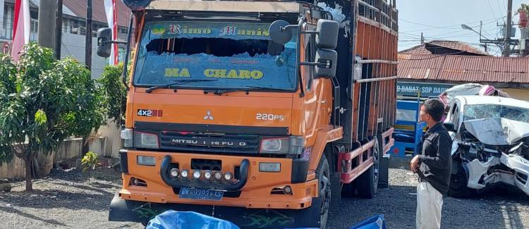 Pengemudi Mio Tewas Ditempat Usai Masuk Kolong Truk