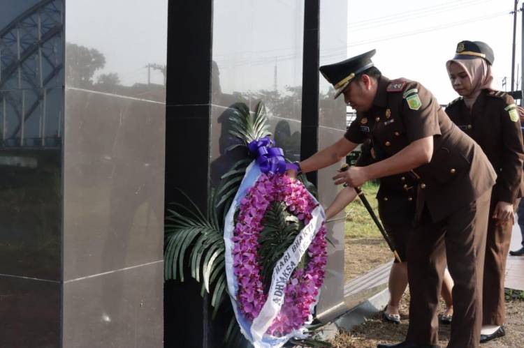 Kajari Sergai Tabur Bunga di Bantaran Sungai Ular Untuk Mengenang Jasa Jasa Para Pahlawan