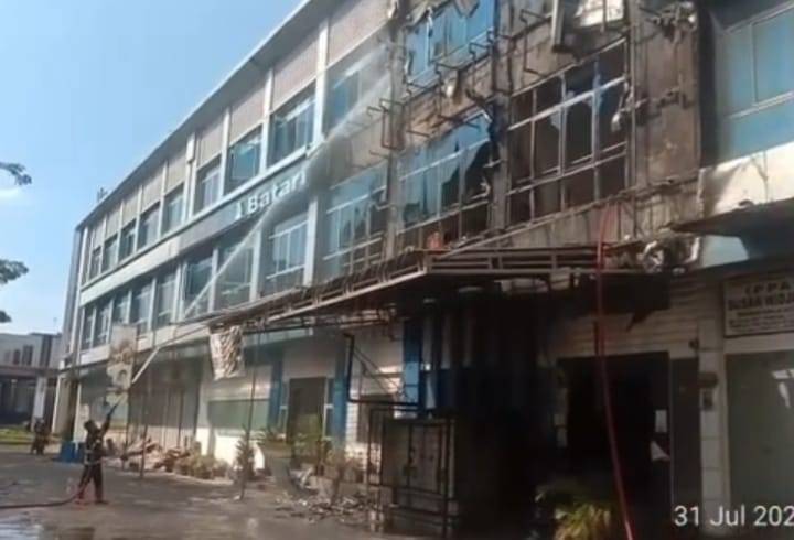 Kobaran Api Membara di Batari School di Komplek CBD Polonia
