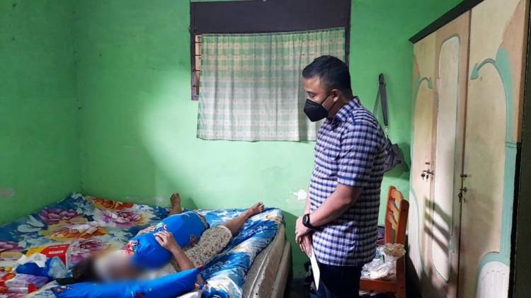 Kasat Reskrim Polrestabes Medan Jenguk Ibu Rumah Tangga Korban Geng Motor dan Berikan Santunan