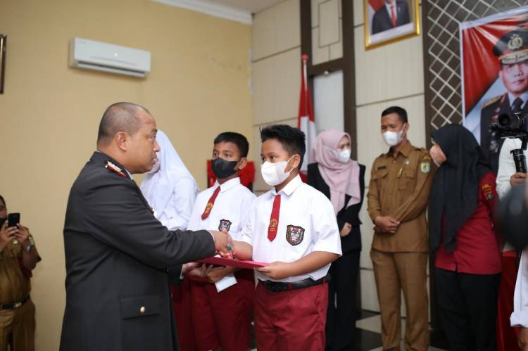 Kapolres Sergai Beri Penghargaan Siswa SD Lomba Menulis Untuk Kapolri