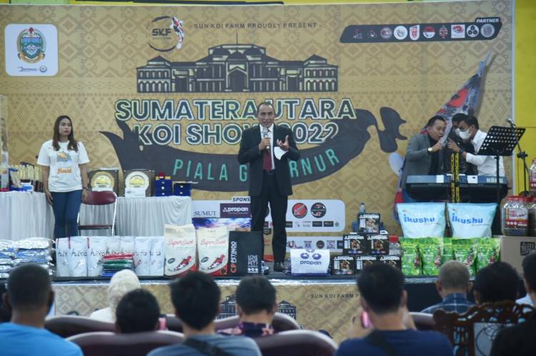 Edy Rahmayadi Serahkan Piala Gubernur di Sumut Koi Show 2022