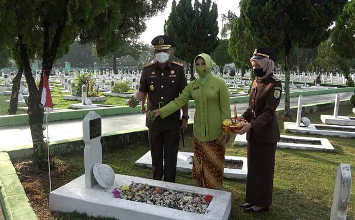 Peringati HBA dan Ultah IAD, Kejati Sumut Gelar Upacara dan Ziarah ke Taman Makam Pahlawan