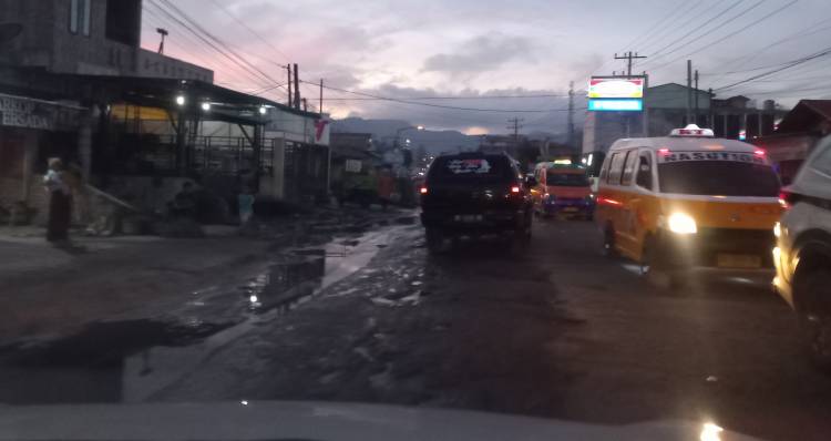 Imbas Drenase Tak Berfungsi , Jalan Yang Baru Diperbaiki Kembali Rusak Di Berastagi