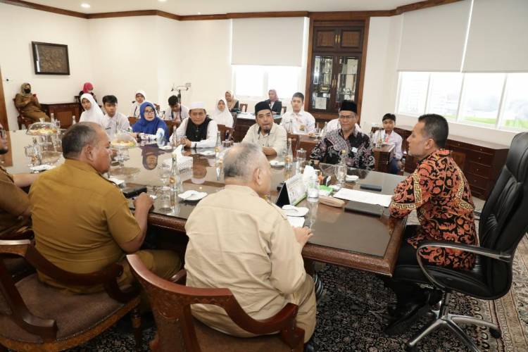 Dalam Rangka Kunjungan Belajar, Pelajar SMP Harapan 1 Medan Duduki Kursi Wakil Gubernur